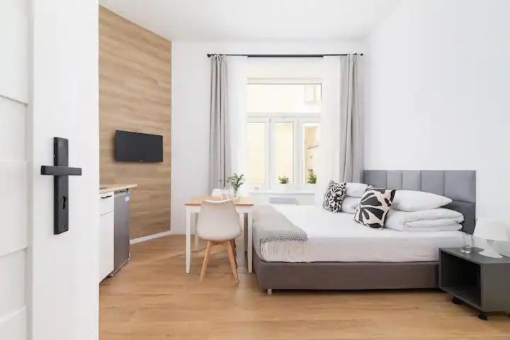 F-u-c-k Apartment *