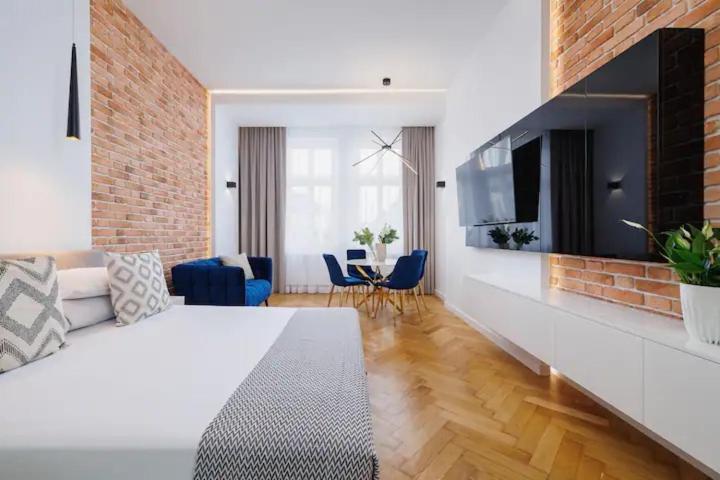Apartment F-u-c-k *