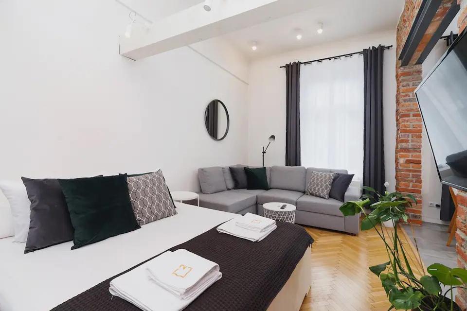 F-u-c-k Apartment *